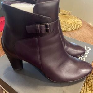 Size 39 Ecco subtle purple ankle boots
